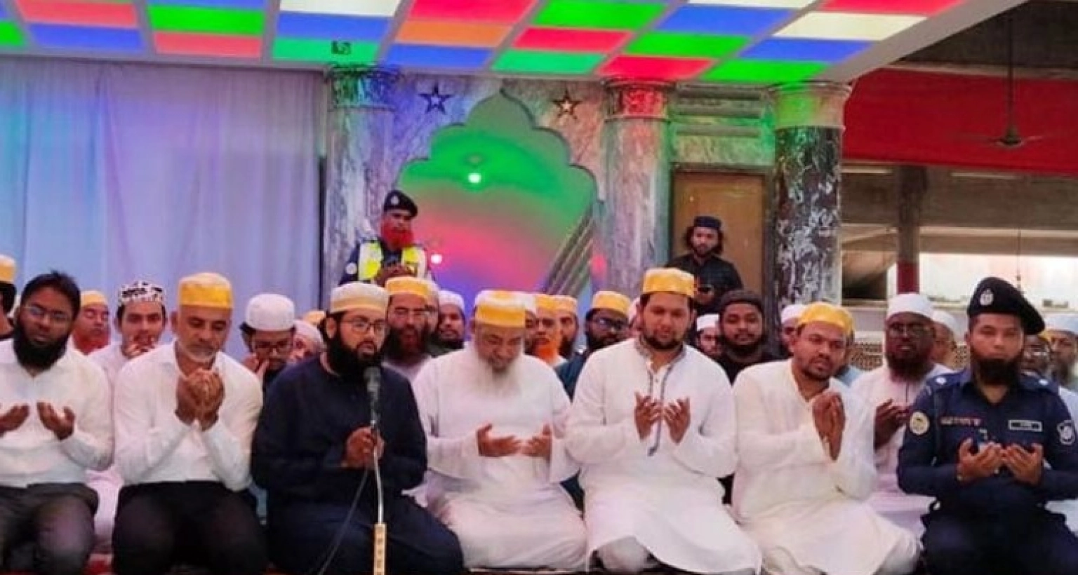 পিরোজপুরের ছারছীনা দরবার শরীফে গিয়ে দোয়া চাইলেন উপদেষ্টা মাহফুজ আলম