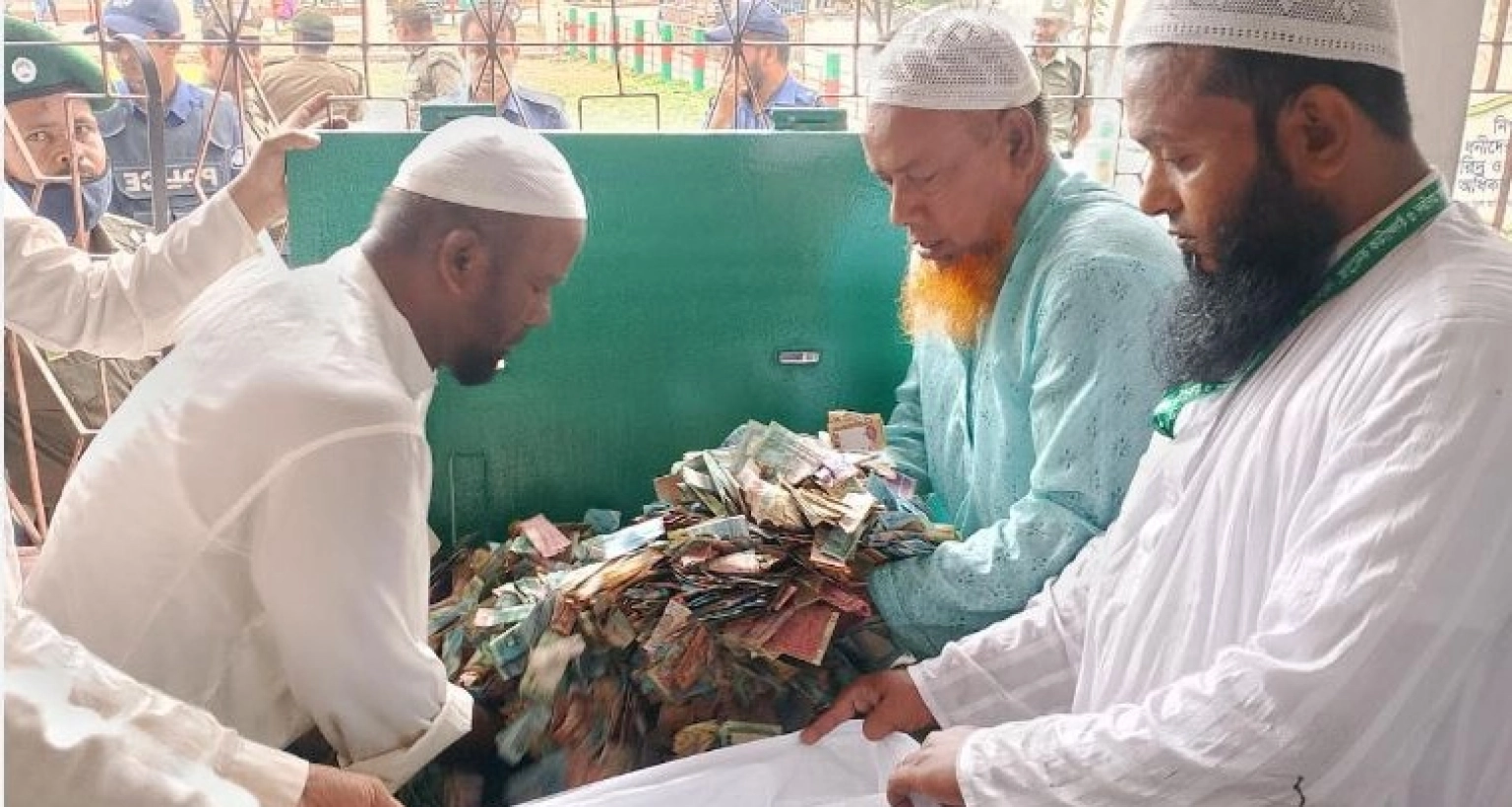 এবার ২৮ বস্তা টাকা মিলল পাগলা মসজিদের দানবাক্সে