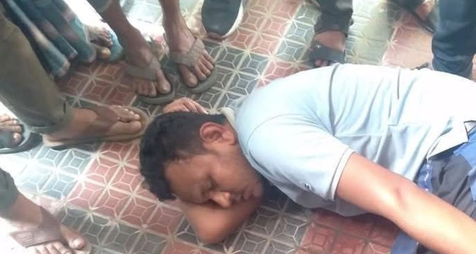  আপ'ত্তিকর অবস্থায় ছাত্রীর সঙ্গে শিক্ষক, গণপিটুনি দিয়ে পুলিশে সোপর্দ করল জনতা
