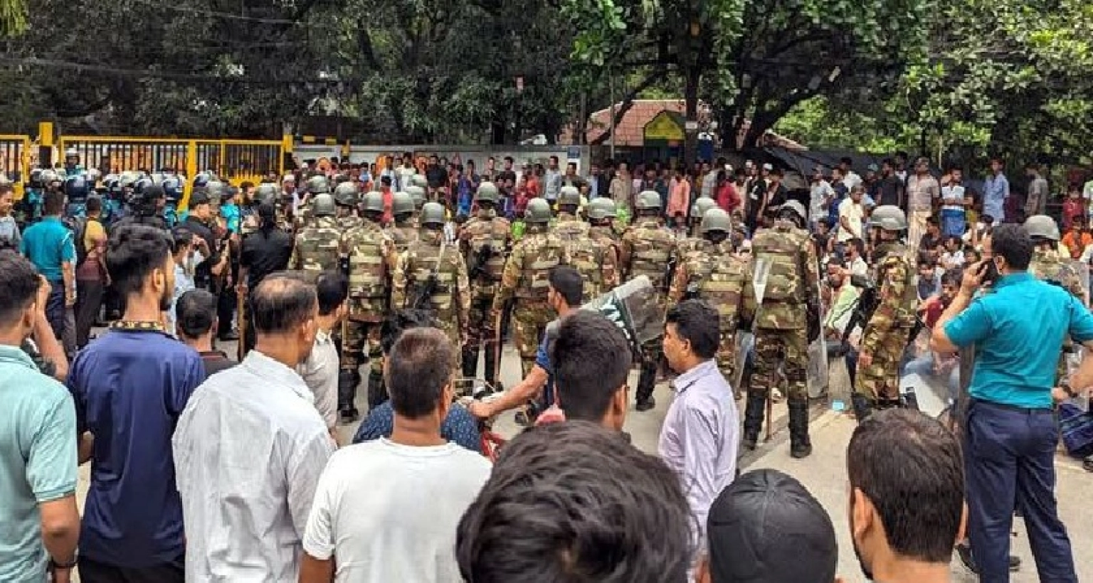 পরিস্থিতি নিয়ন্ত্রণে আনতে ঘটনাস্থলে সেনাবাহিনী ও পুলিশ 