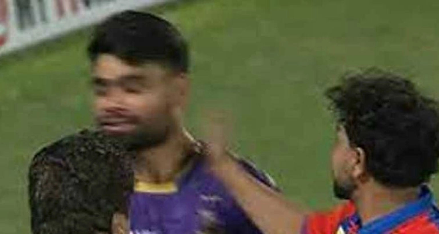 খেলার মাঠেই এক ক্রিকেটারকে চড় মারলেন আরেক ক্রিকেটার? যা ঘটছে
