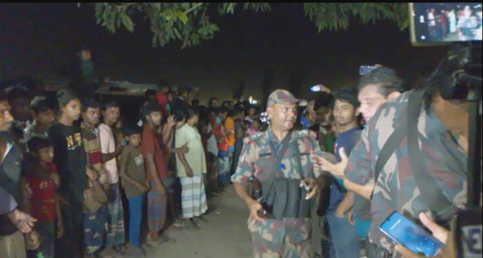পতাকা বৈঠক করে নিজ নাগরিকদের ফেরত নিলো বিজিবি-বিএসএফ