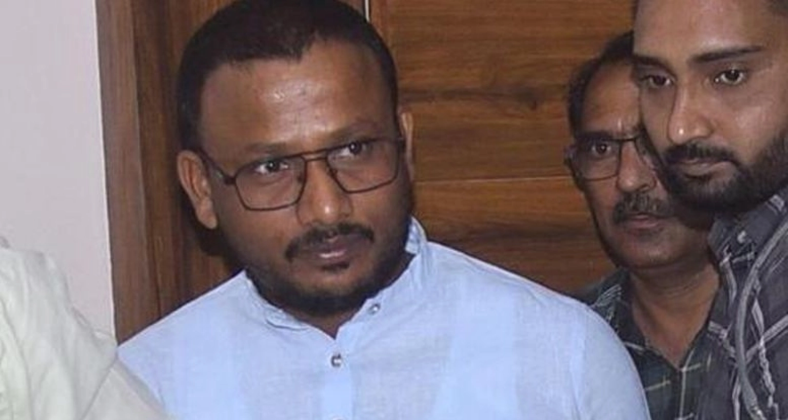 হাতেনাতে আটক ঘুষের কিস্তি নেওয়ার সময়!