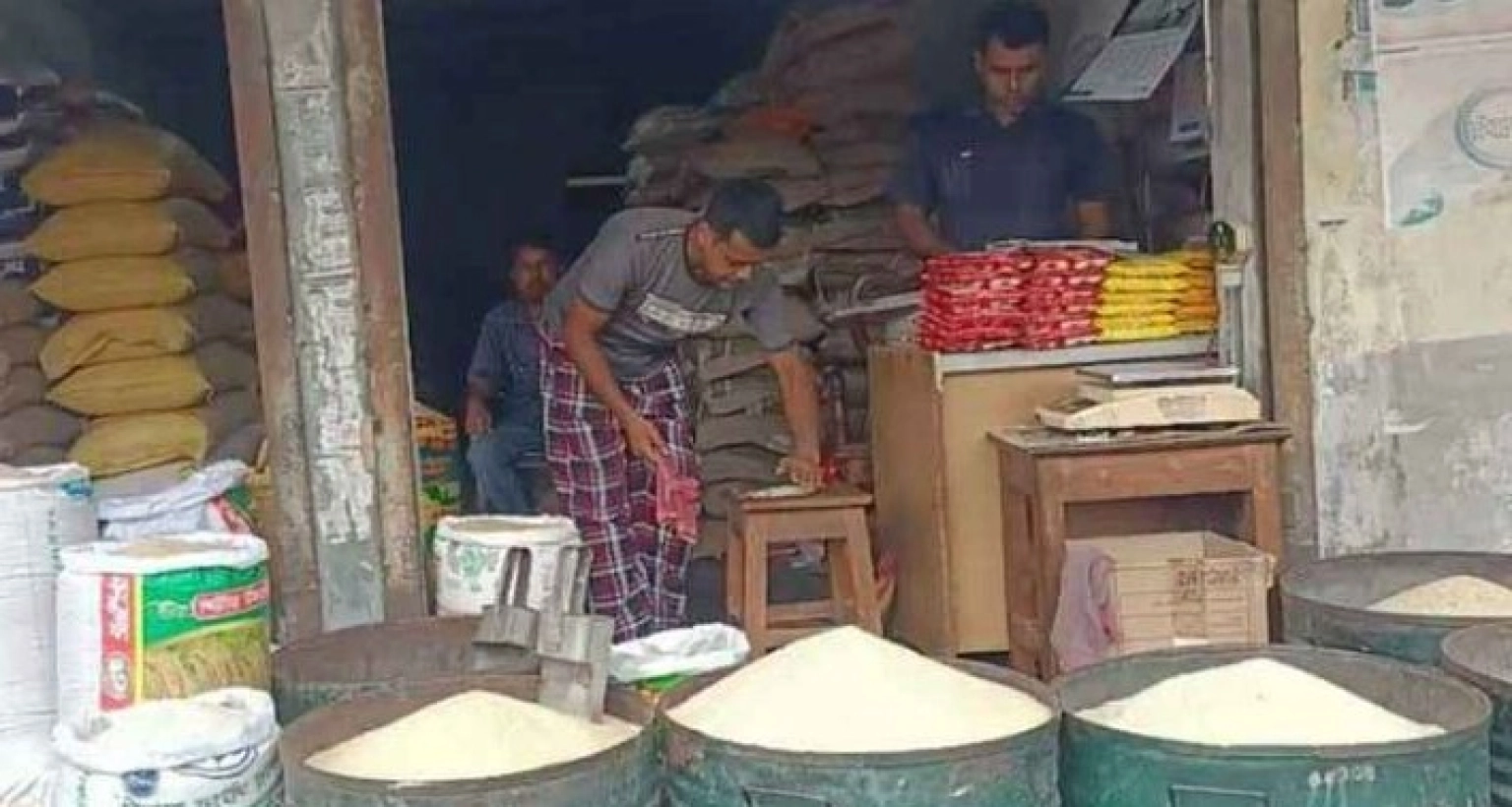 খোসা ছাড়ানো রসুন চালের ড্রামে রাখুন আর ম্যাজিক দেখুন