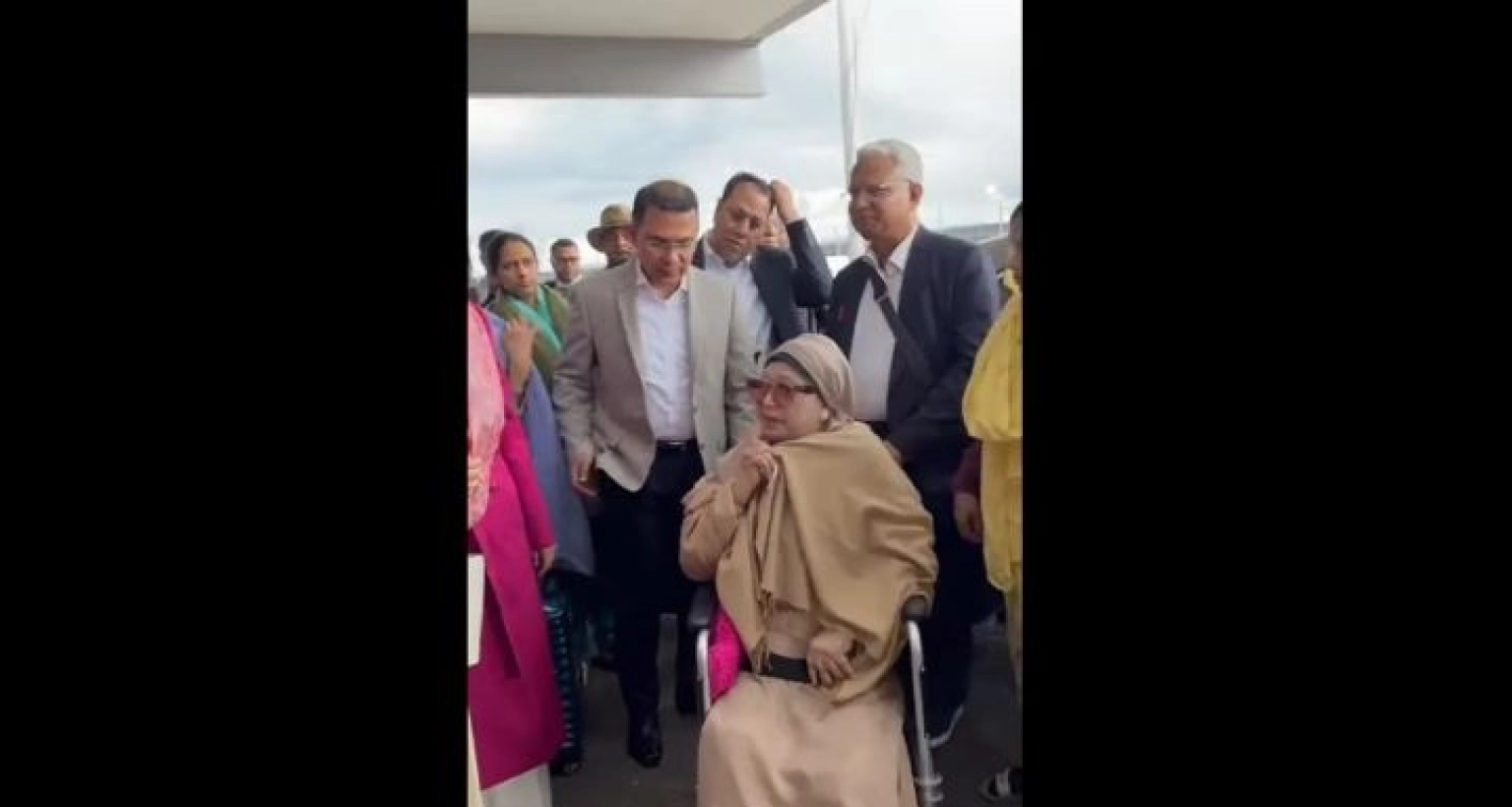 বিদায়বেলায় আবেগঘন পরিবেশের সৃষ্টি, যে কথা হলো খালেদা জিয়া ও তারেক রহমানের