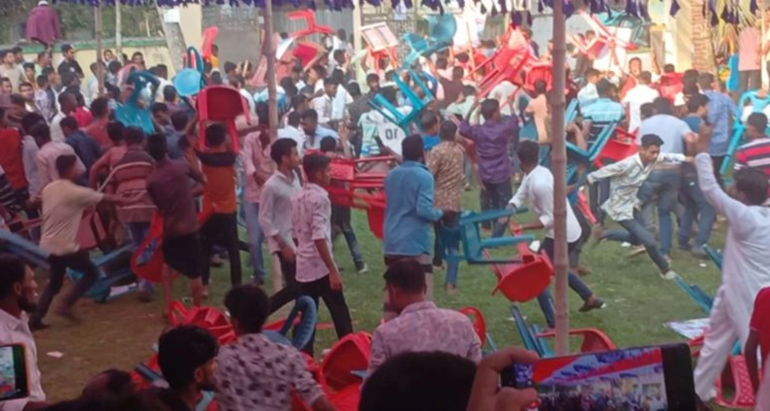 ধাওয়া পাল্টা ধাওয়া, ভাঙচুর ও সংঘর্ষ, আহত অনেক