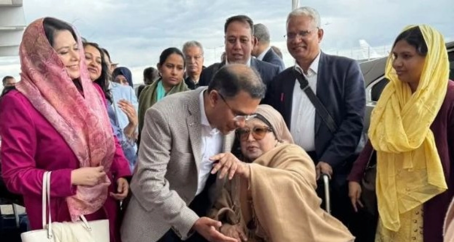 ‘ভাইয়ার খেয়াল রেখ,’ লন্ডনে বিদায় নেওয়ার আগে নেতাকর্মীদের খালেদা জিয়া