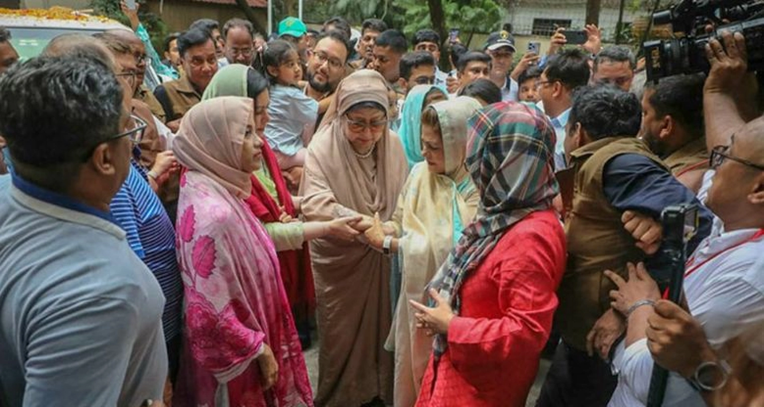 সবাইকে বিস্মিত করে গাড়ি থেকে নেমে পায়ে হেঁটে বাসায় প্রবেশ করলেন খালেদা জিয়া