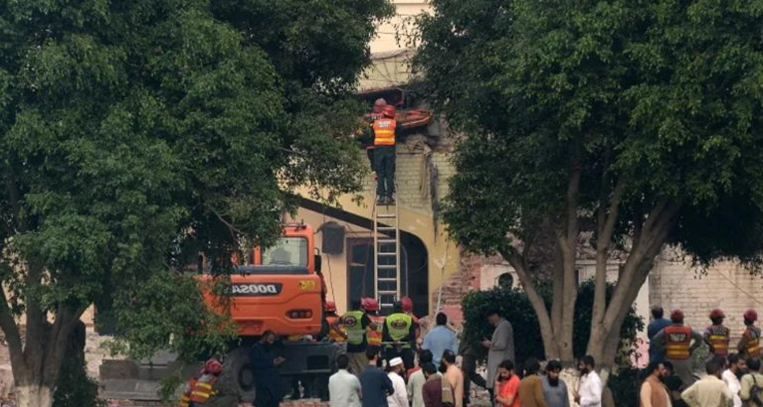 ‘আমরা কিছু বুঝে ওঠার আগেই আরো ক্ষেপণাস্ত্র আঘাত করলে আতঙ্ক ও বিশৃঙ্খলা শুরু হয়’