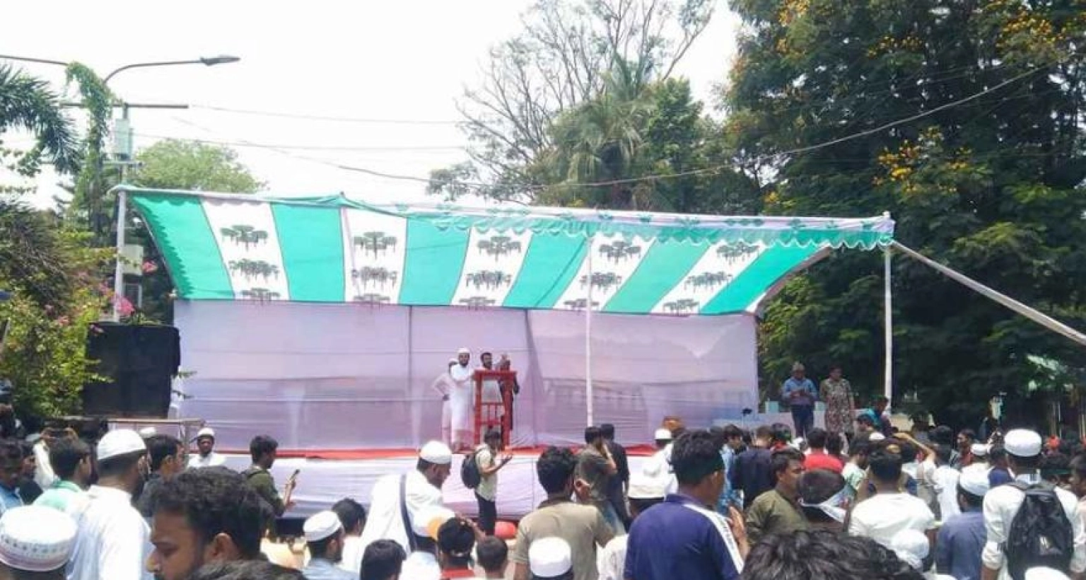 ‘ওয়ান টু থ্রি ফোর, আওয়ামী লীগ নো মোর’ - স্লোগানে উত্তাল যমুনার আশপাশ