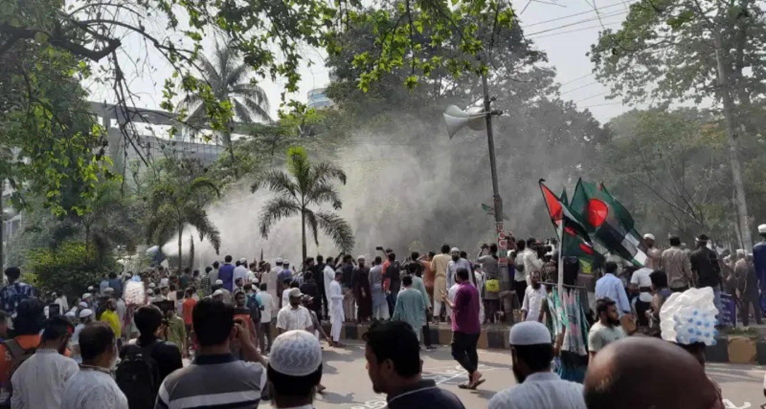 আ.লীগ নিষিদ্ধের সমাবেশে ঠান্ডা পানি স্প্রে করছে সিটি করপোরেশন