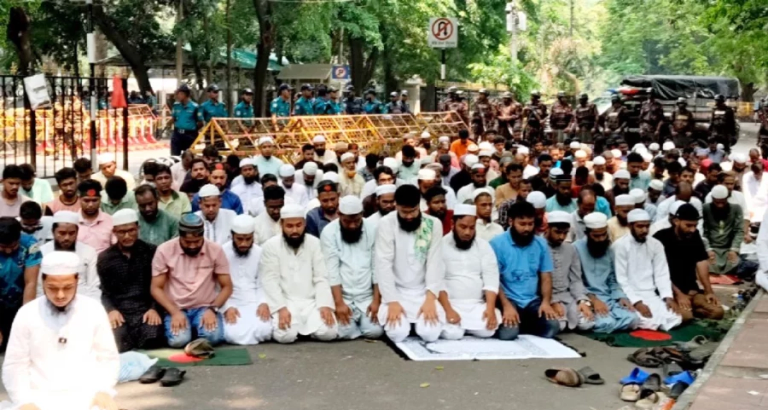 প্রধান উপদেষ্টার বাসভবনের সামনে জুমার নামাজ আদায় করলেন আন্দোলনকারীরা