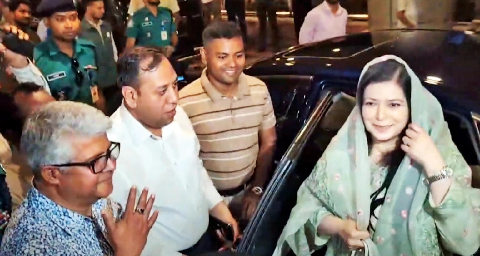 সাধারণ যানবাহনের সঙ্গেই জ্যামে আটকা ছিল ডা. জুবাইদা রহমানের গাড়ি