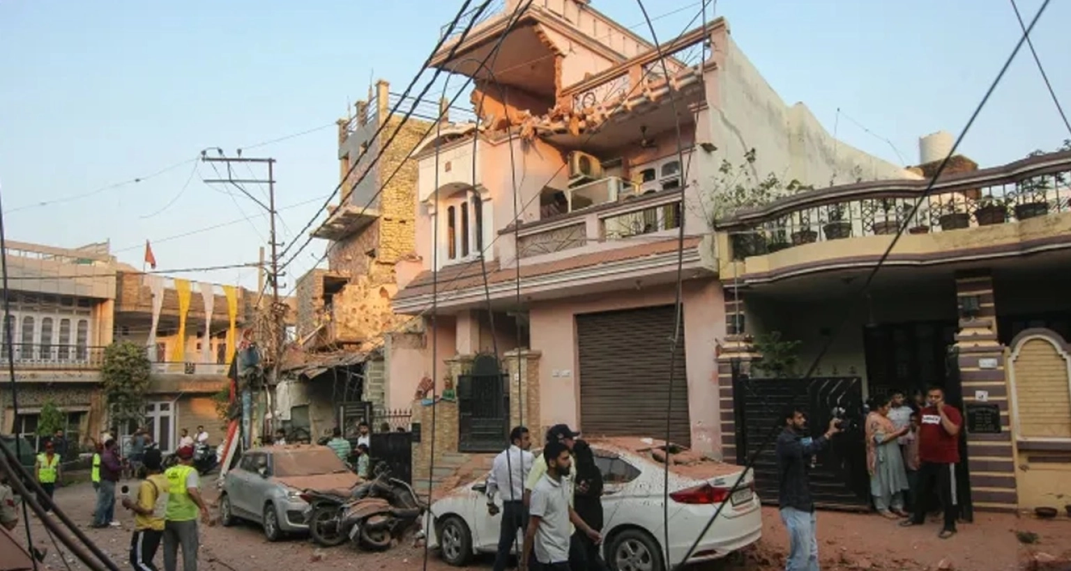 পাকিস্তানের হামলায় ভারতের সীমান্ত এলাকায় নিহত ২২, হাজারো মানুষ ঘরছাড়া