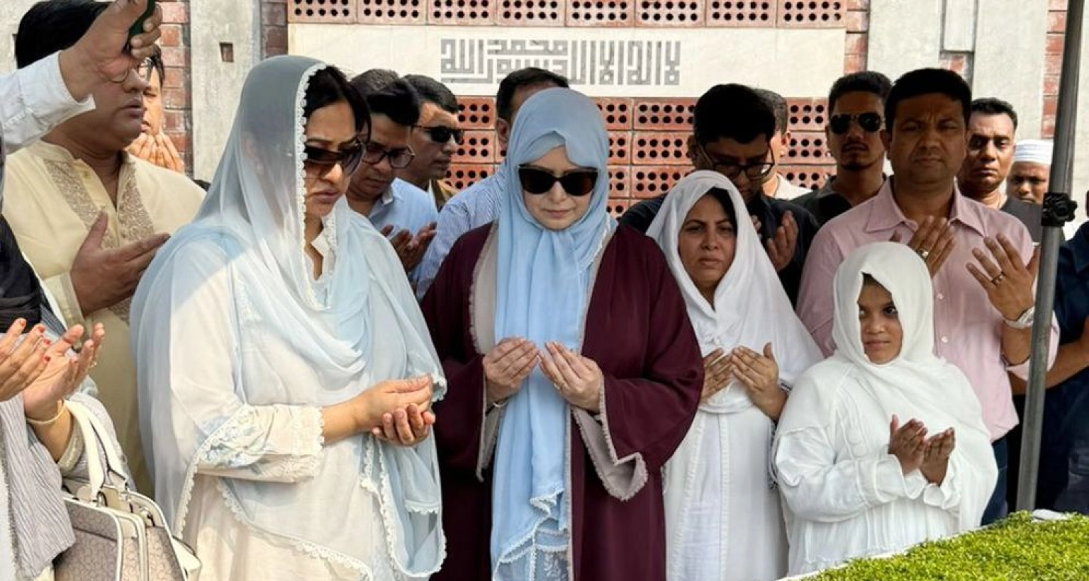 আরাফাত রহমান কোকোর কবর জিয়ারত করলেন ডা. জোবাইদা রহমান