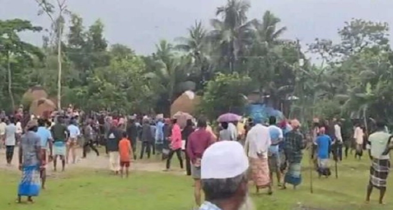 খবর পেয়ে ঘটনাস্থলে ছুটে আসে পুলিশ, সংঘর্ষে ৪০ জন আহত