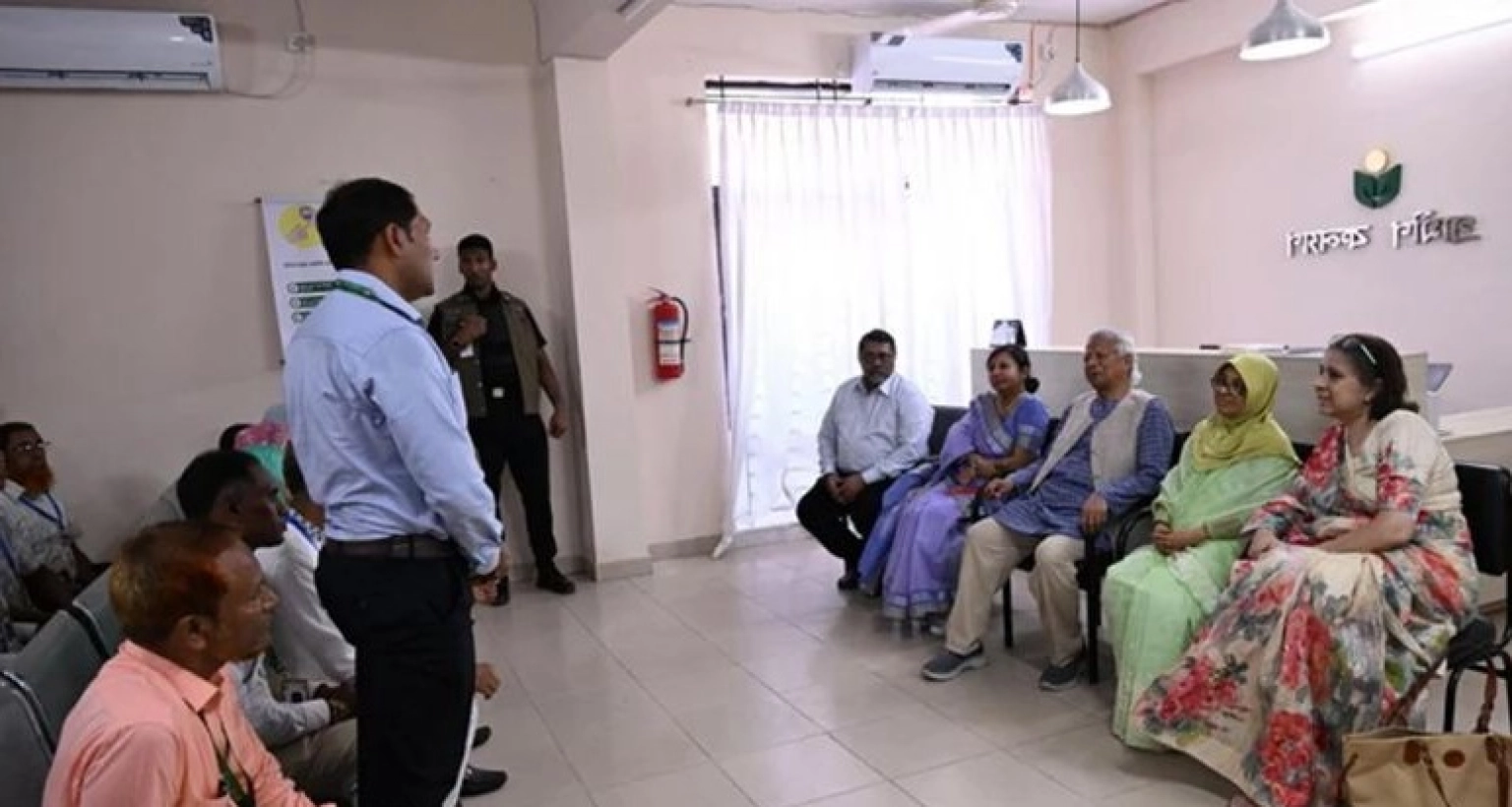 গ্রামীণ ব্যাংকের প্রথম শাখা পরিদর্শন করলেন প্রধান উপদেষ্টা
