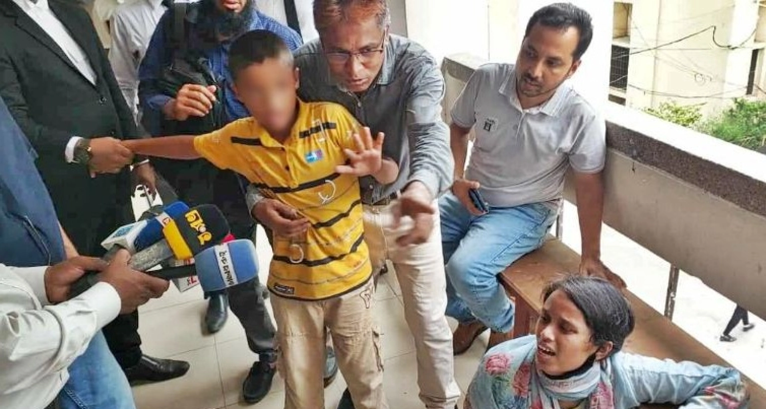 আদালতের  এমন আদেশে কান্নায় ভেঙে পড়েন মা, ছেলেকে সোনা, সোনা ডাকতে থাকেন 