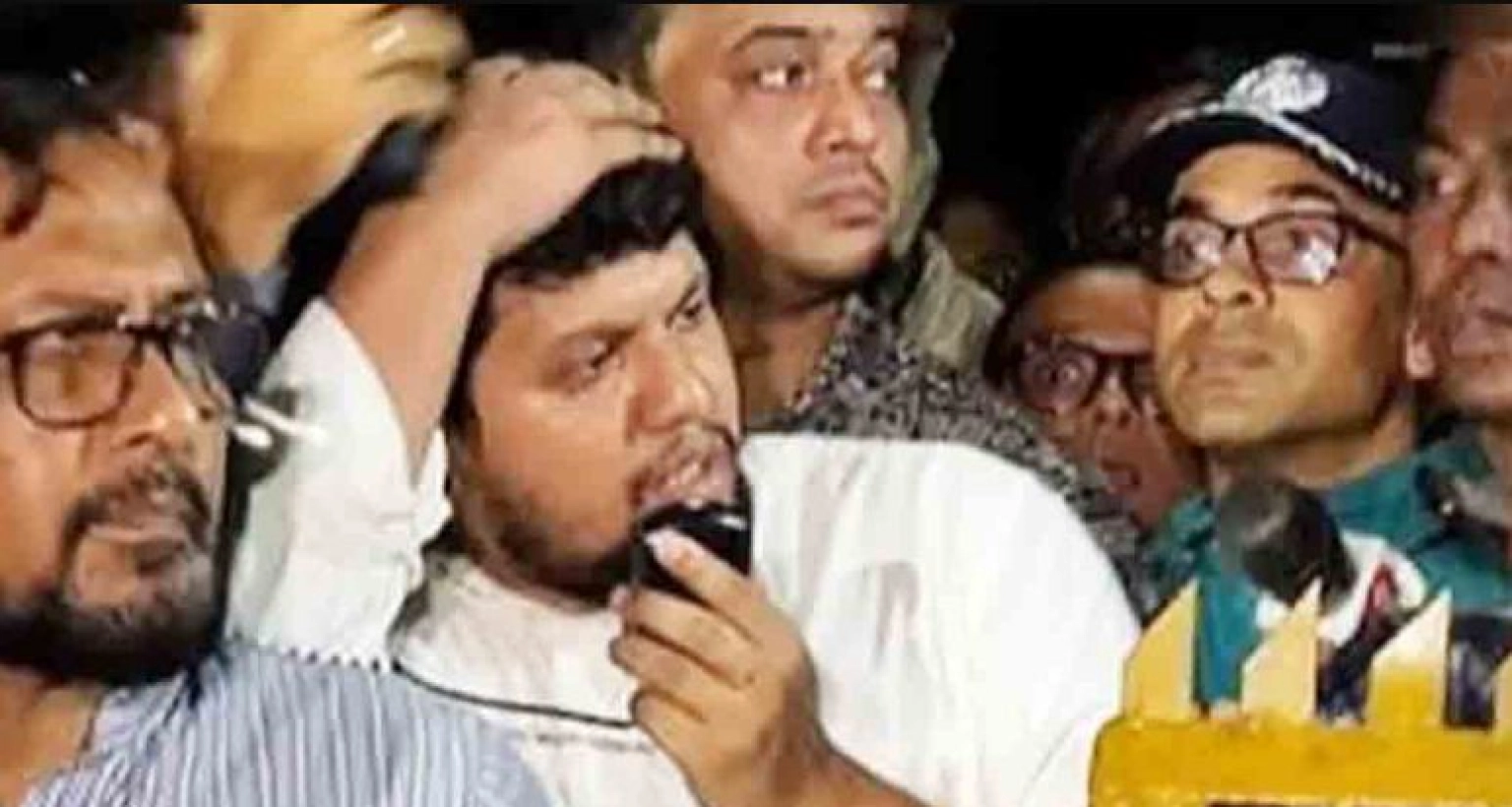 নাম-পরিচয় জানা গেছে উপদেষ্টা মাহফুজের মাথায় বোতল নিক্ষেপকারীর