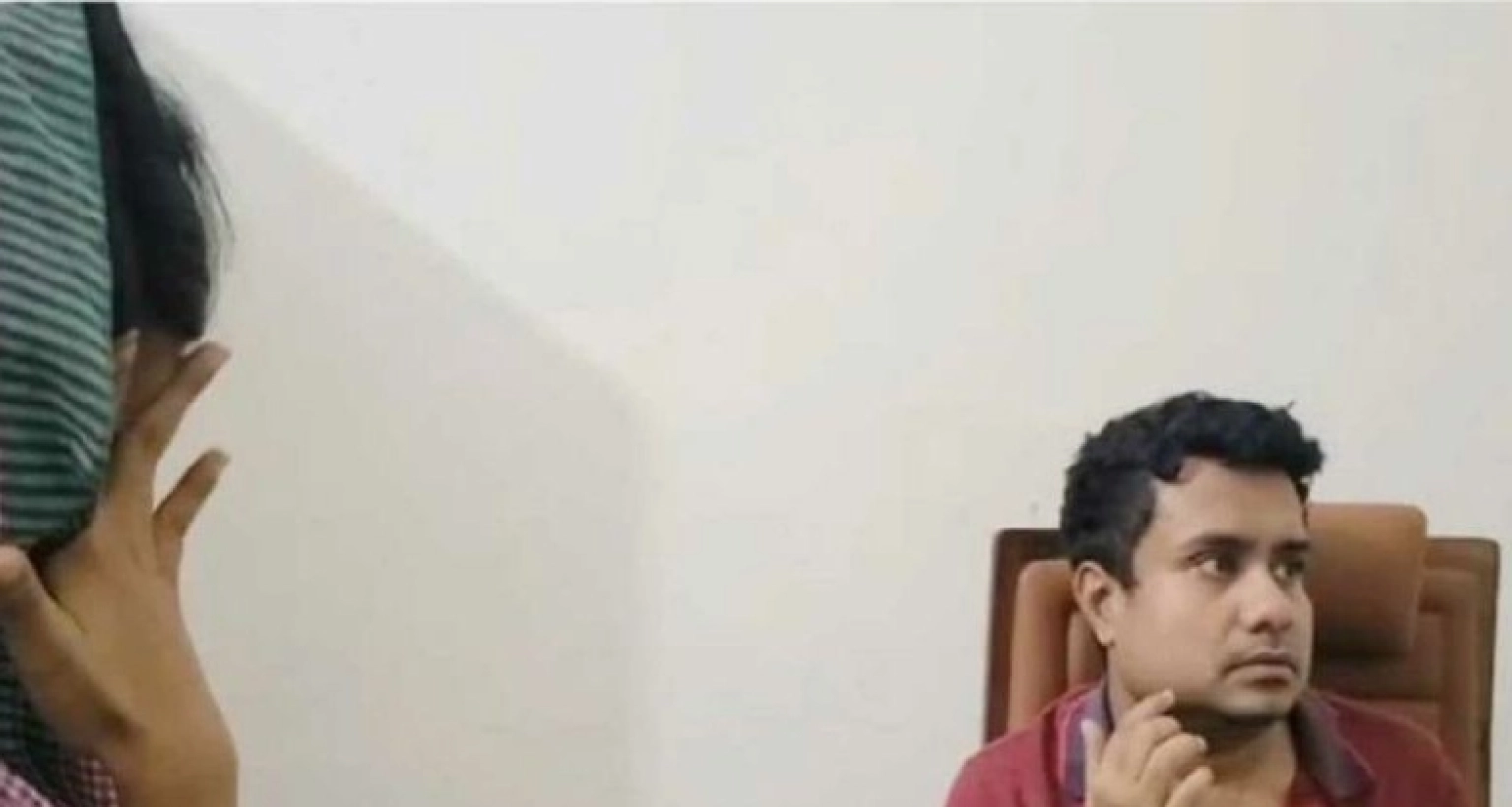  ‘অন্ধকার কক্ষে’ আপত্তিকর অবস্থায় ছাত্রীসহ আটক রাবি শিক্ষক, ভাইরাল সেই  ভিডিও