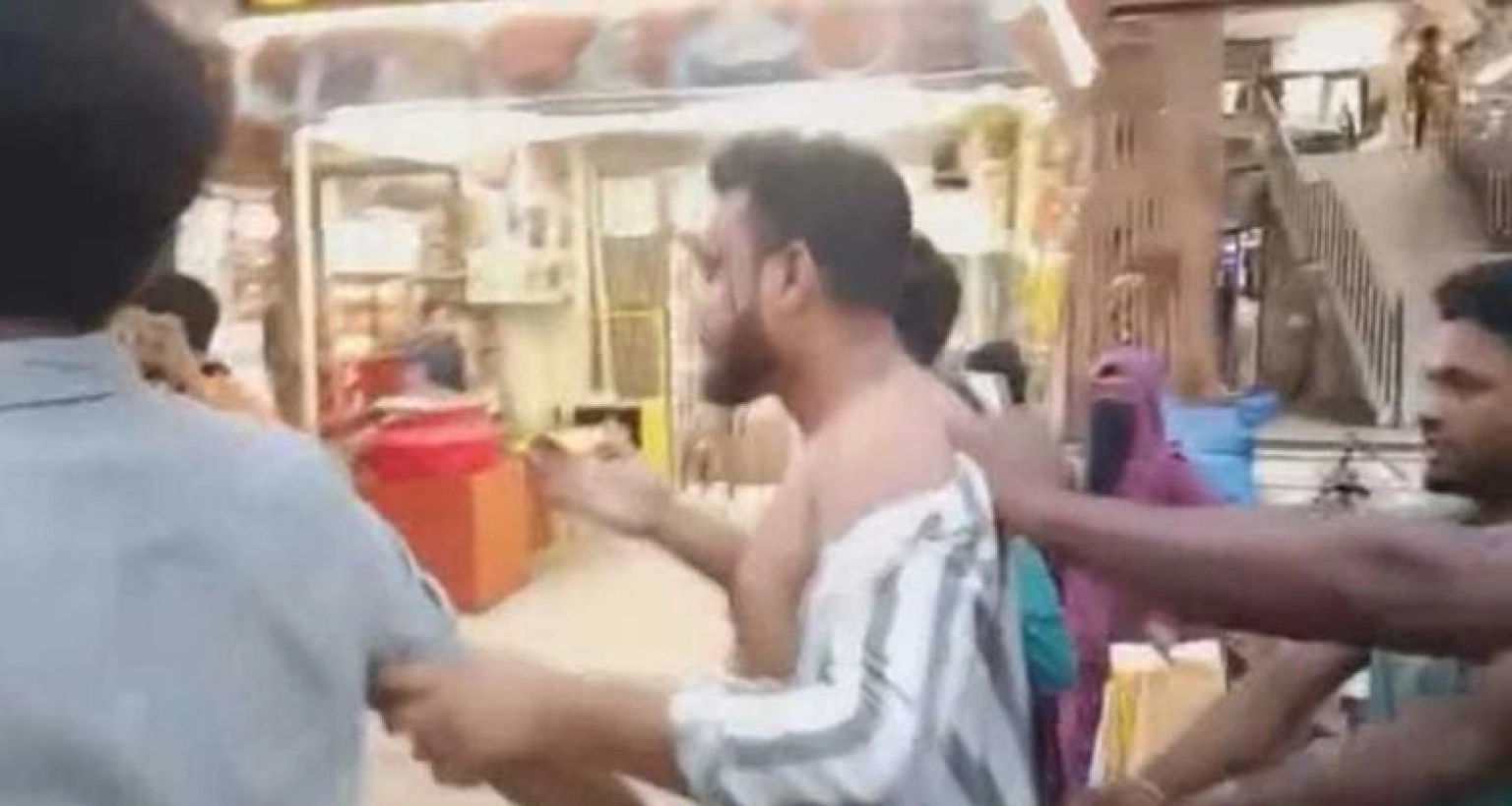 নিষিদ্ধ ছাত্রলীগকর্মীকে গণধোলাই দিয়ে পুলিশে সোপর্দ