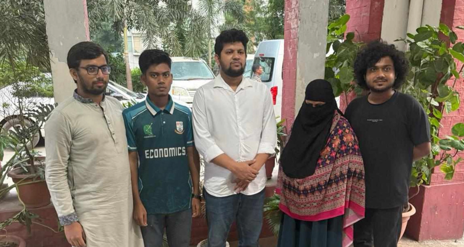 ছাড়া পেলেন বোতলকাণ্ডের সেই শিক্ষার্থী, উপদেষ্টা মাহফুজের সঙ্গে ছবি