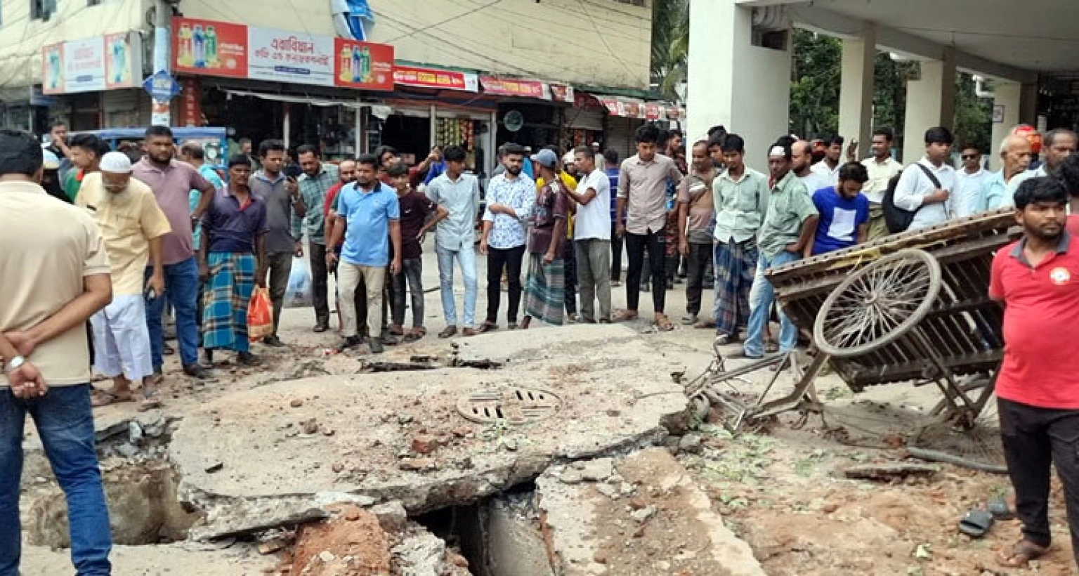 দীপু মনির বাসার সামনে বিস্ফোরণ, আহত ৩