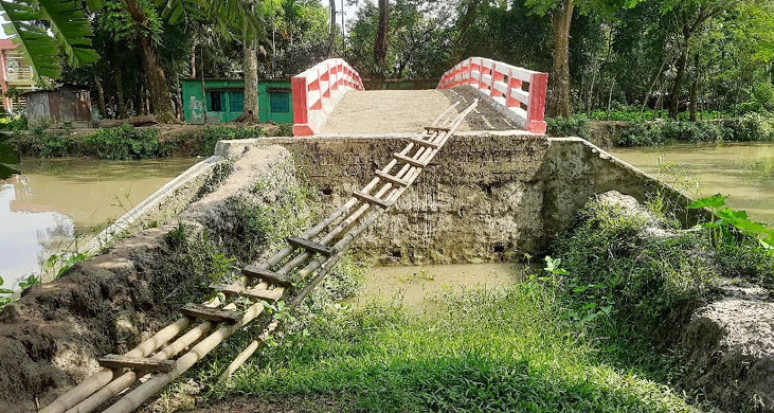 নেই সংযোগ সড়ক, সেতুতে উঠতে হয় মই দিয়ে!