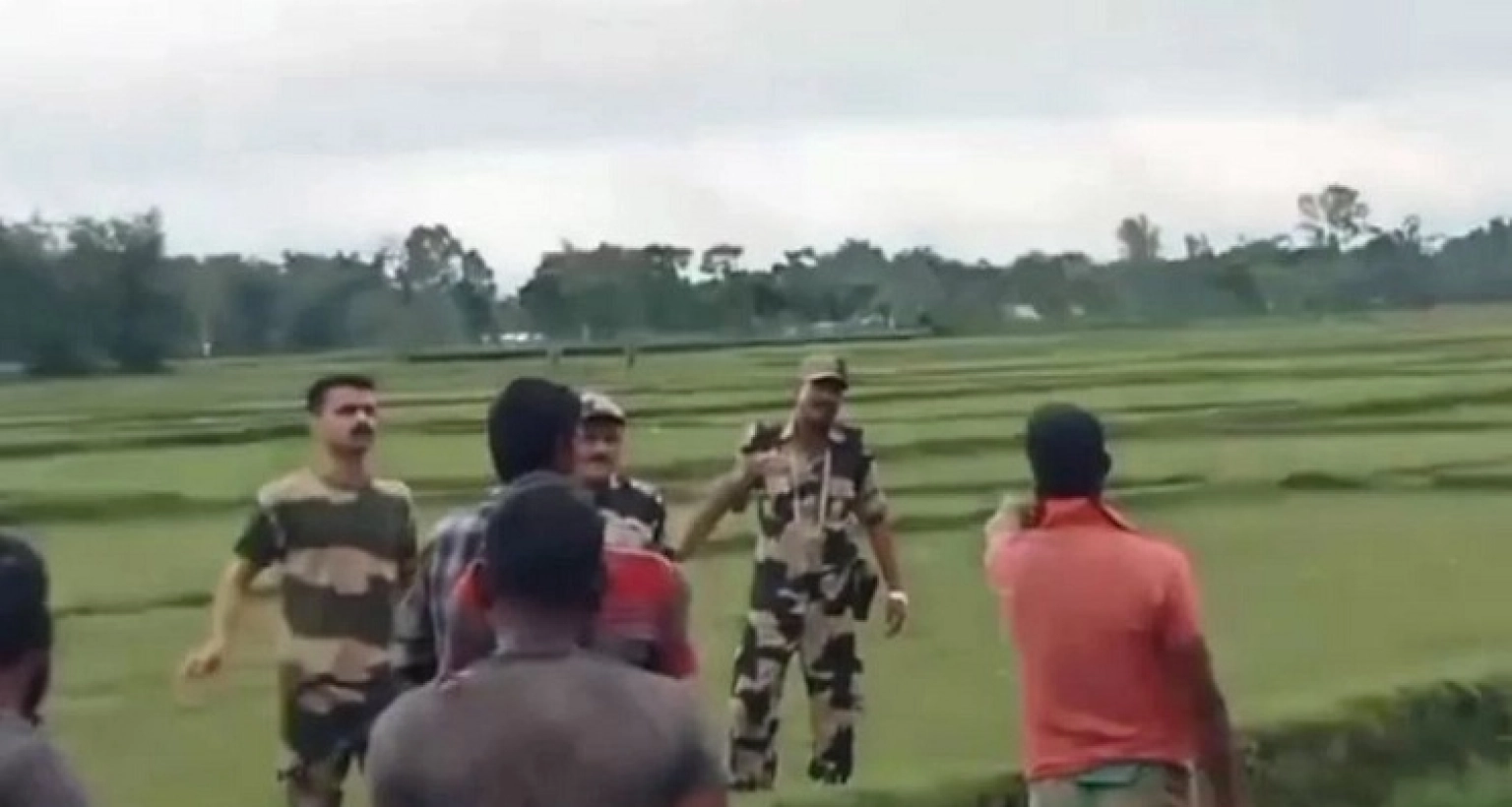 বাংলাদেশীরা লাঠি নিয়ে প্রতিরোধ গড়ে তুললে বিএসএফ পিছু হটে