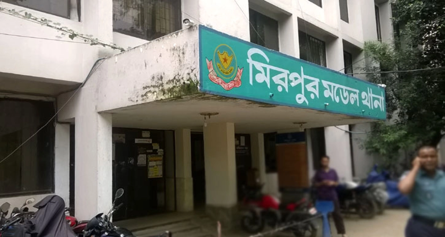 দিনে-দুপুরে গুলি করে ব্যবসায়ীর ২২ লাখ টাকা ছিনতাই