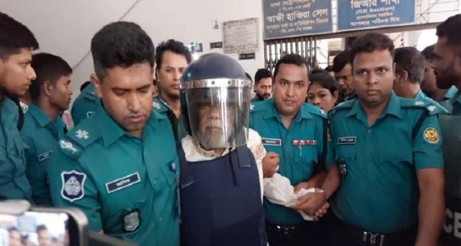 আদালতে বসার জন্য টুল চাইলেন আমির হোসেন আমু