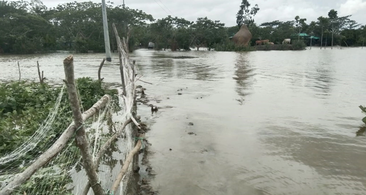 হাতিয়ার সঙ্গে সারা দেশের যোগাযোগ বিচ্ছিন্ন, তলিয়ে গেছে নিঝুমদ্বীপ