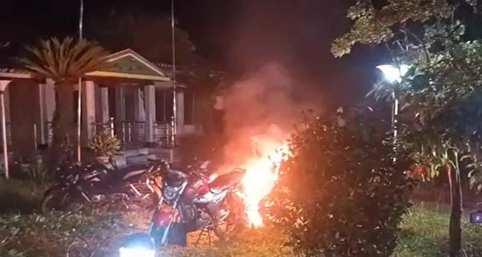জিএম কাদেরের বাড়িতে হামলা ও অগ্নিসংযোগ