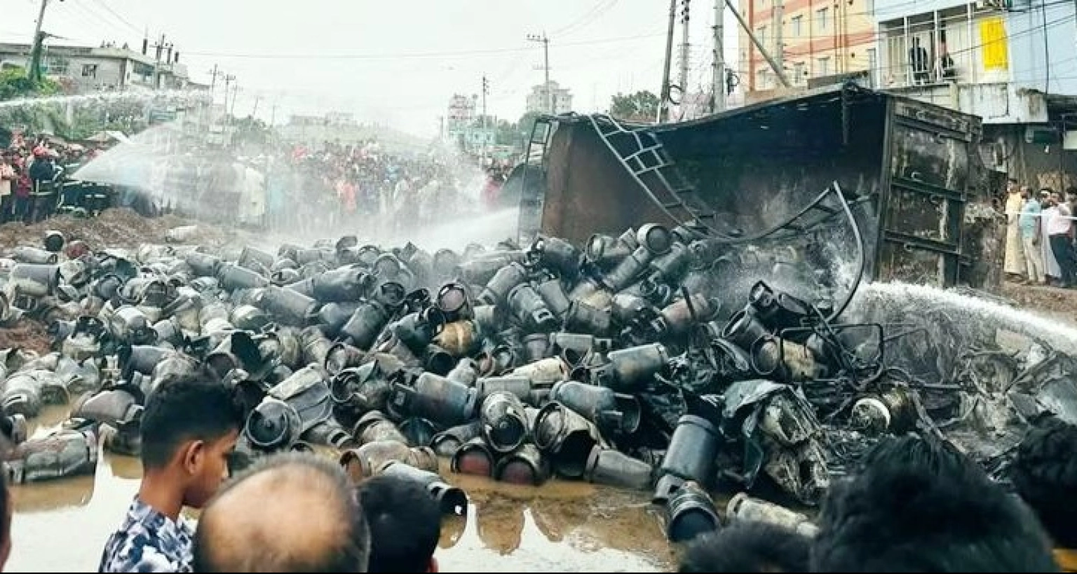 প্রচণ্ড শব্দে একের পর এক সিলিন্ডার বিস্ফোরণ!