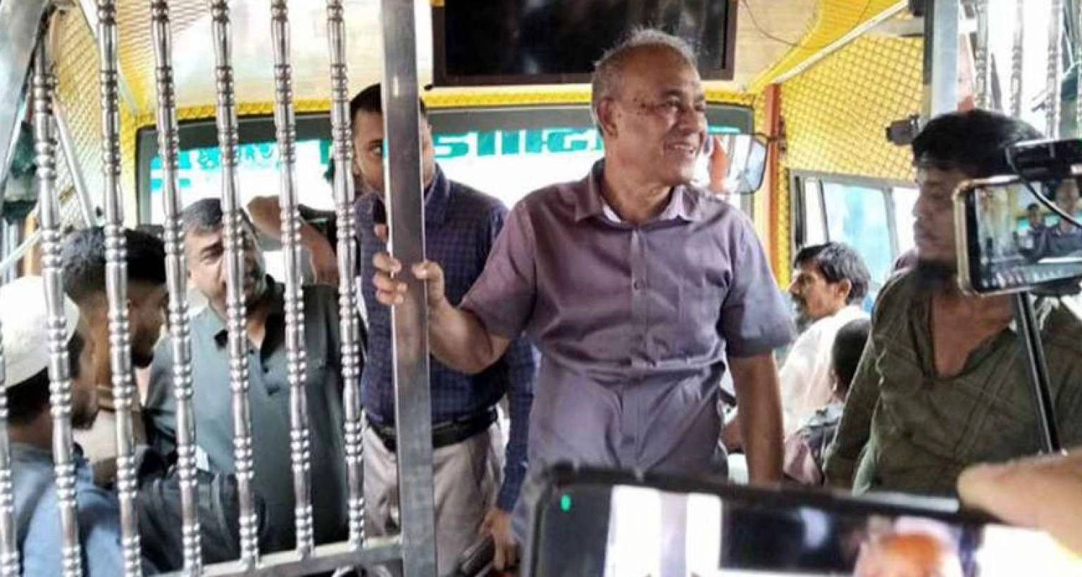 মহাখালী বাস টার্মিনাল ও কমলাপুর রেলওয়ে স্টেশন পরিদর্শন করলেন স্বরাষ্ট্র উপদেষ্টা
