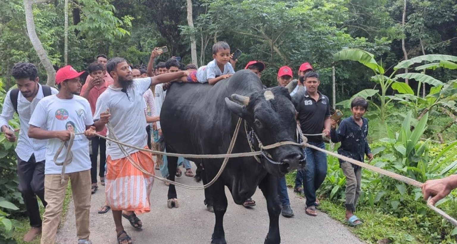 খালেদা জিয়ার কাছ থেকে ঈদ উপহার পেয়ে খুশি ‘কালো মানিকের’ মালিক সোহাগ