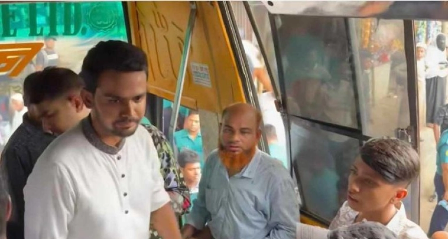 মহাখালী বাস টার্মিনালে হঠাৎ উপদেষ্টা আসিফ মাহমুদ, তারপর...