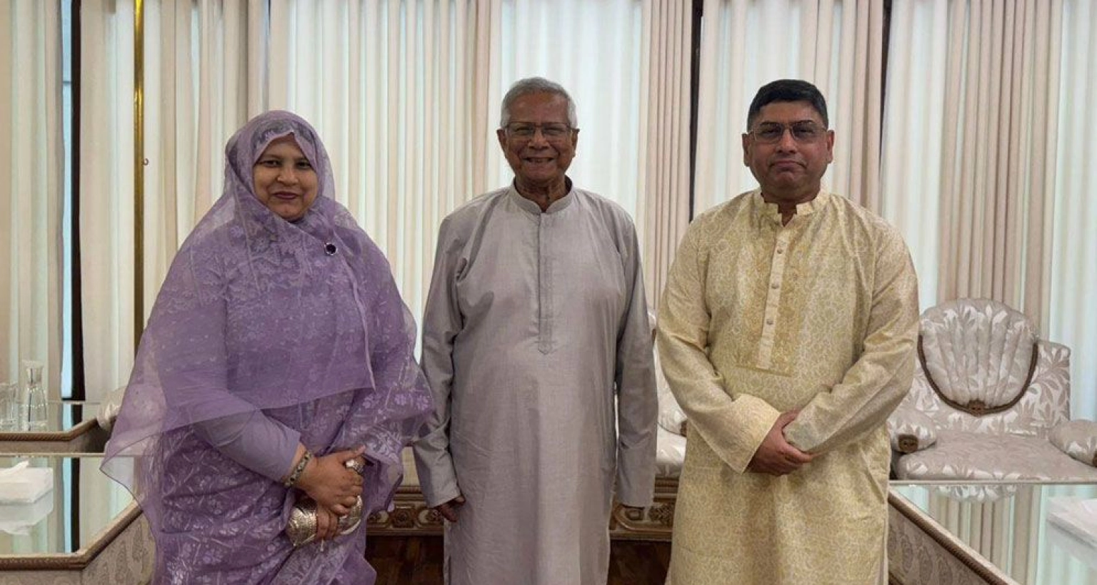 প্রধান উপদেষ্টার সঙ্গে সস্ত্রীক সাক্ষাৎ করেছেন সেনাপ্রধান