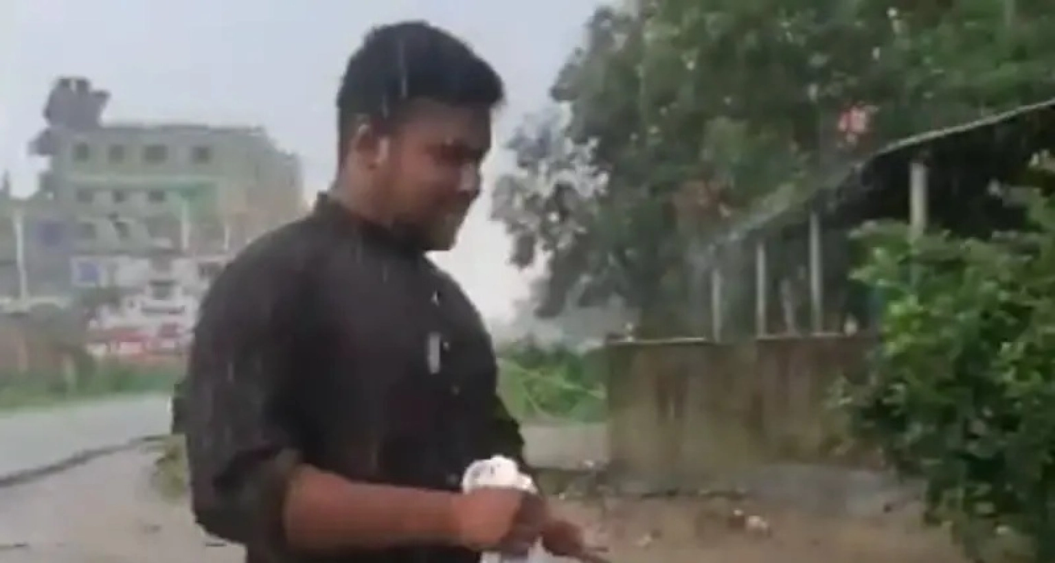 ঈদের দিনে বৃষ্টিতে ভিজে শহিদ পরিবারদের পাশে হাসনাত আবদুল্লাহ