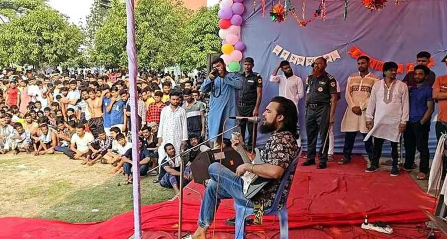 কেন্দ্রীয় কারাগারে ঈদে বন্দিদের জন্য গাইলেন নোবেল