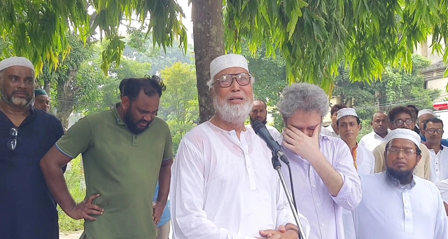 স্ত্রীর জানাজায় অঝোরে কাঁদলেন বঙ্গবীর কাদের সিদ্দিকী