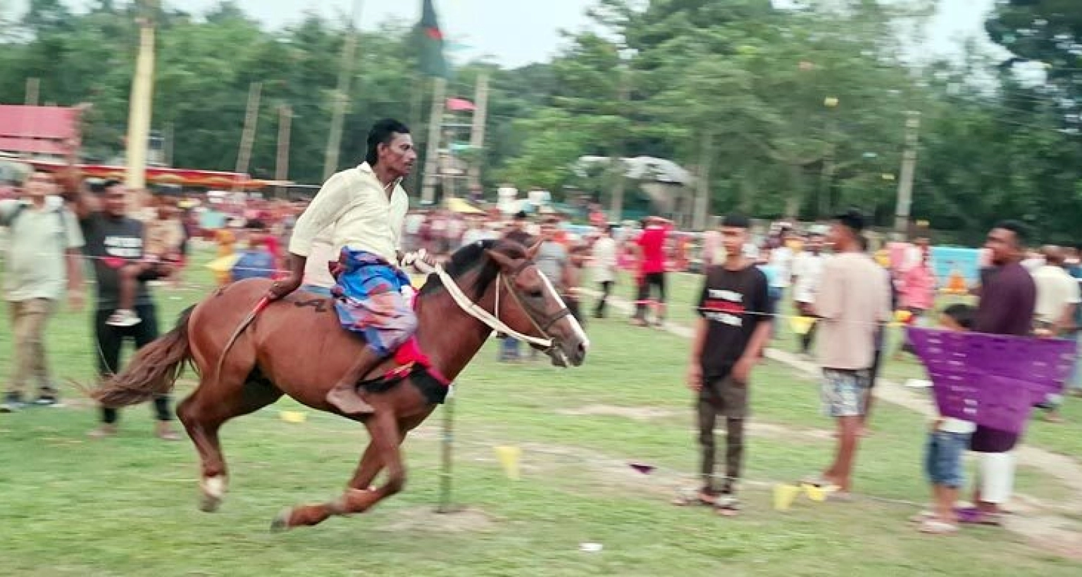 ঘোড়দৌড় প্রতিযোগিতায় মানুষের ঢল