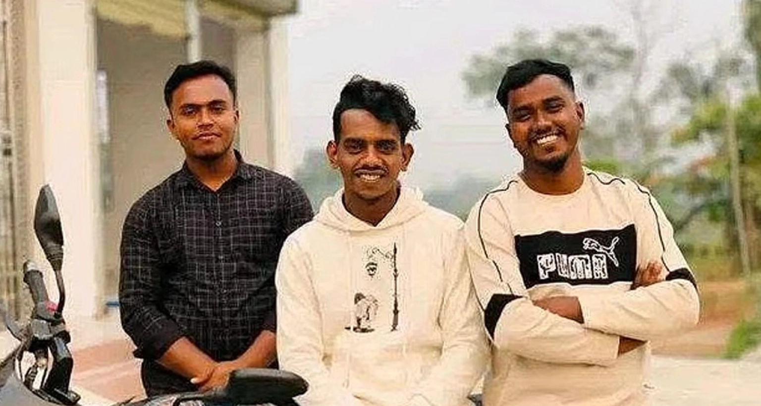 বাসচাপায় মোটরসাইকেল আরোহী ৩ বন্ধু নিহত