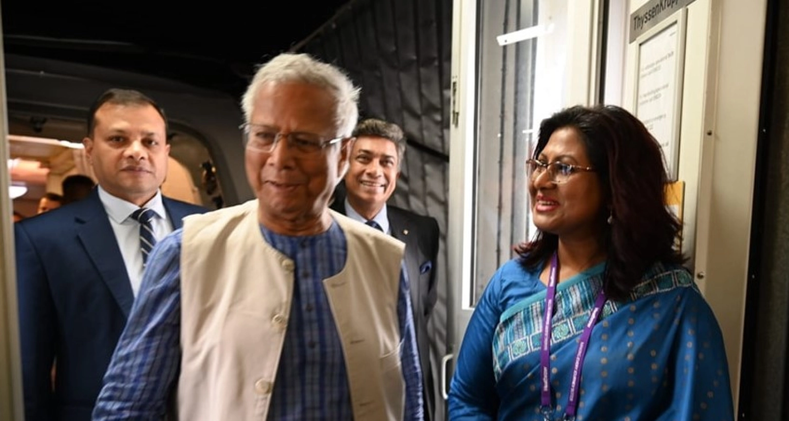 লন্ডন পৌঁছেছেন প্রধান উপদেষ্টা