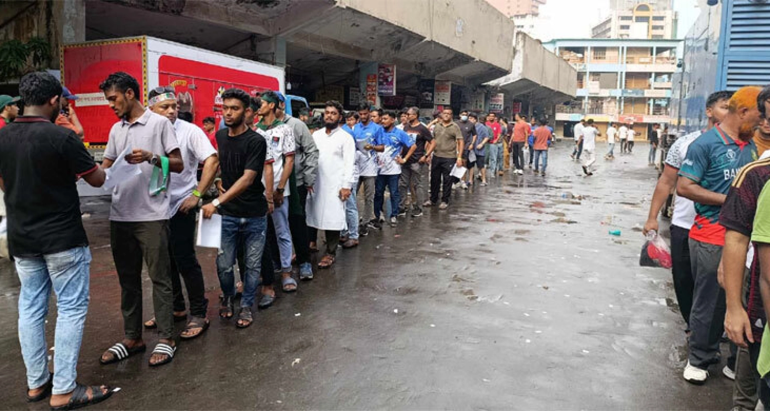 তুমুল বৃষ্টিতেও লাইন ছাড়লো না দর্শকরা