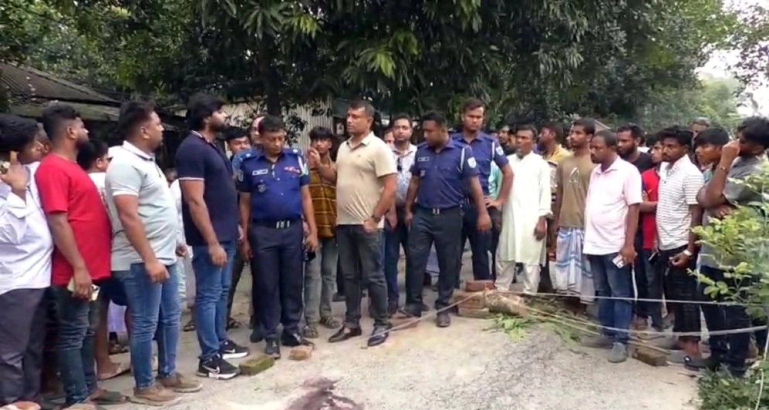 নিষিদ্ধ ছাত্রলীগ নেতাকে ছাড়াতে এলোপাতাড়ি গুলি
