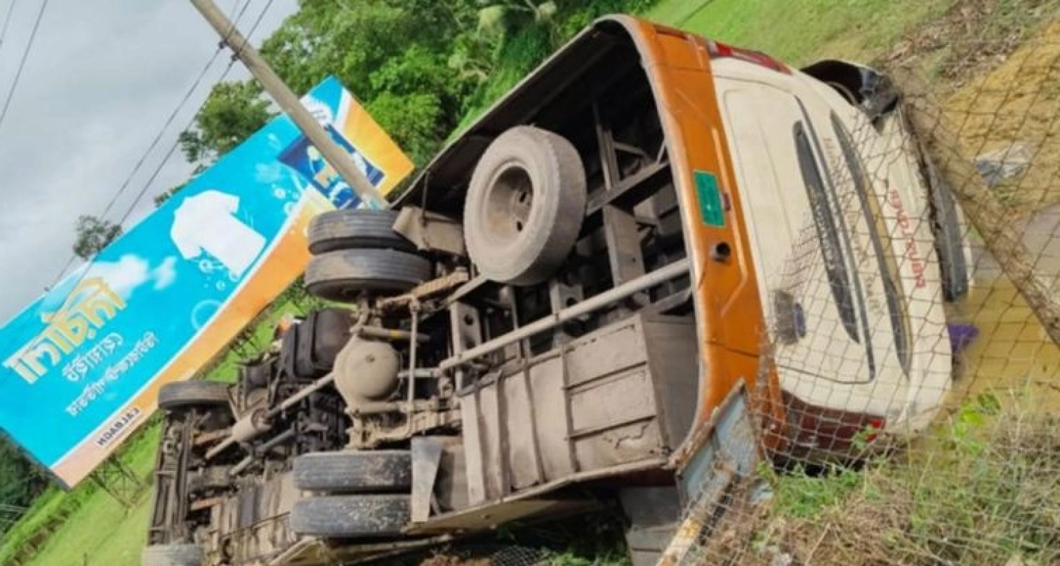 যাত্রীবাহী বাস ও কাভার্ডভ্যানের সংঘর্ষে বাবা-ছেলেসহ তিনজনের মৃত্যু
