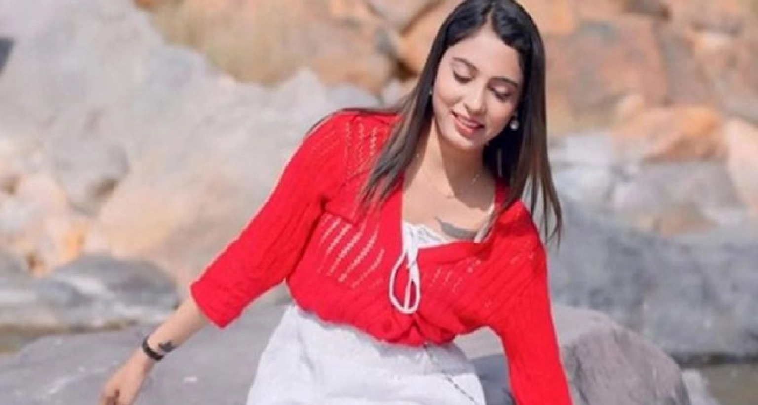 গলার নলি কেটে মডেলকে খুন