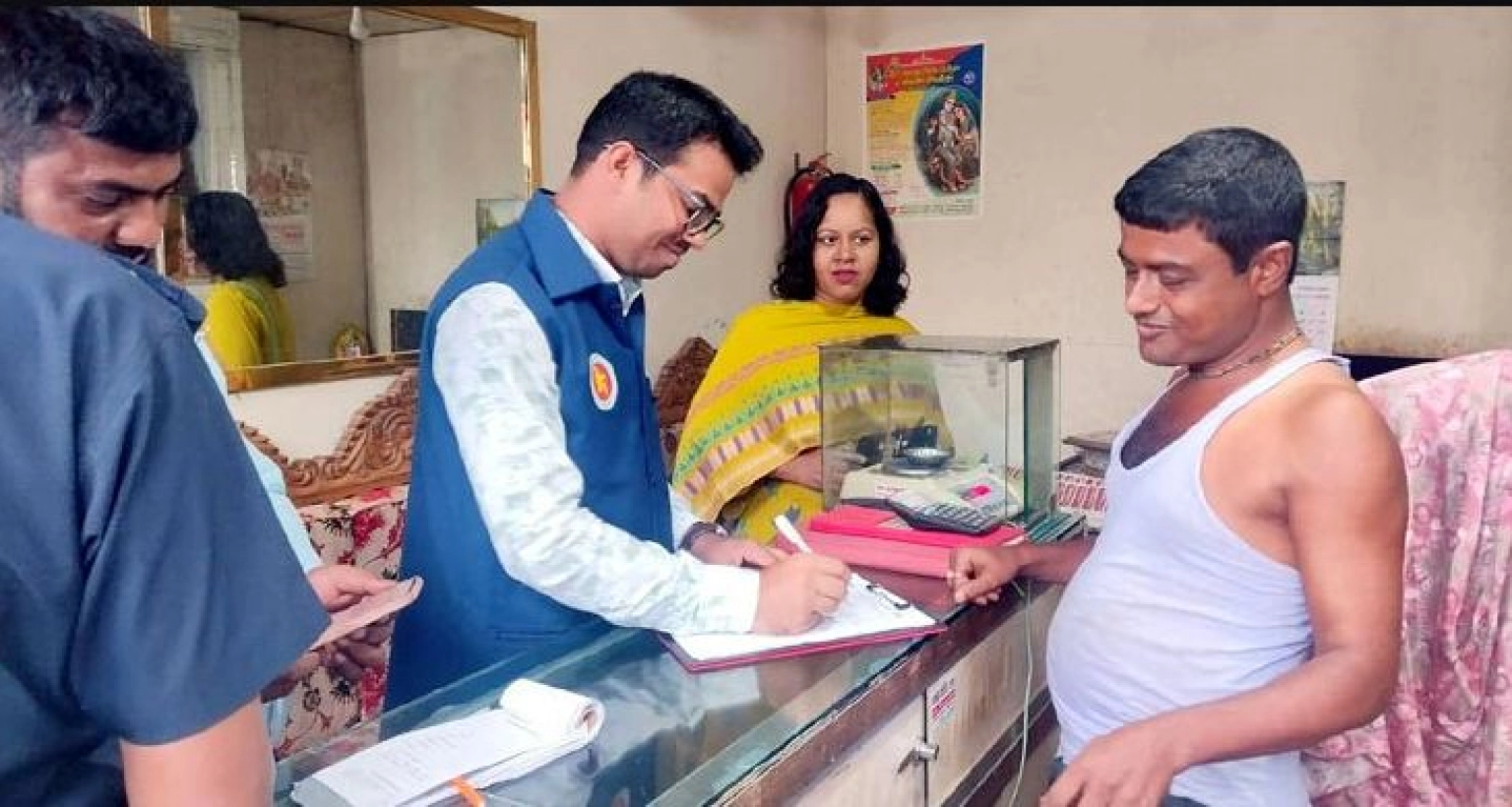 ওজনে সোনা কম দেওয়ায় এক লাখ ১০ হাজার জরিমানা