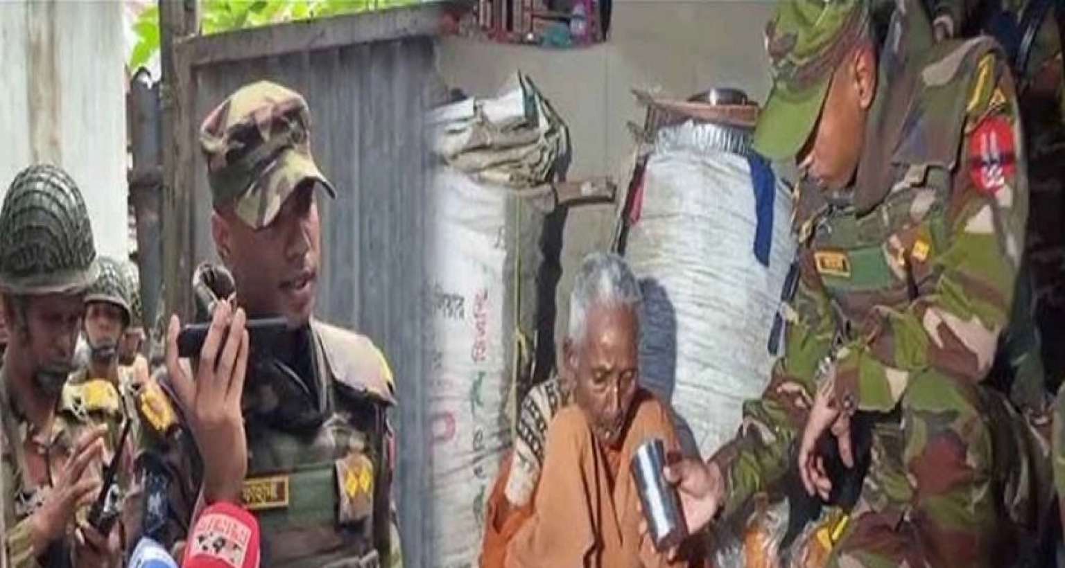 বৃদ্ধা মাকে রাস্তায় ফেলে গেলেন সন্তানরা, উদ্ধার করে বাড়িতে রেখে আসলেন সেনাবাহিনী